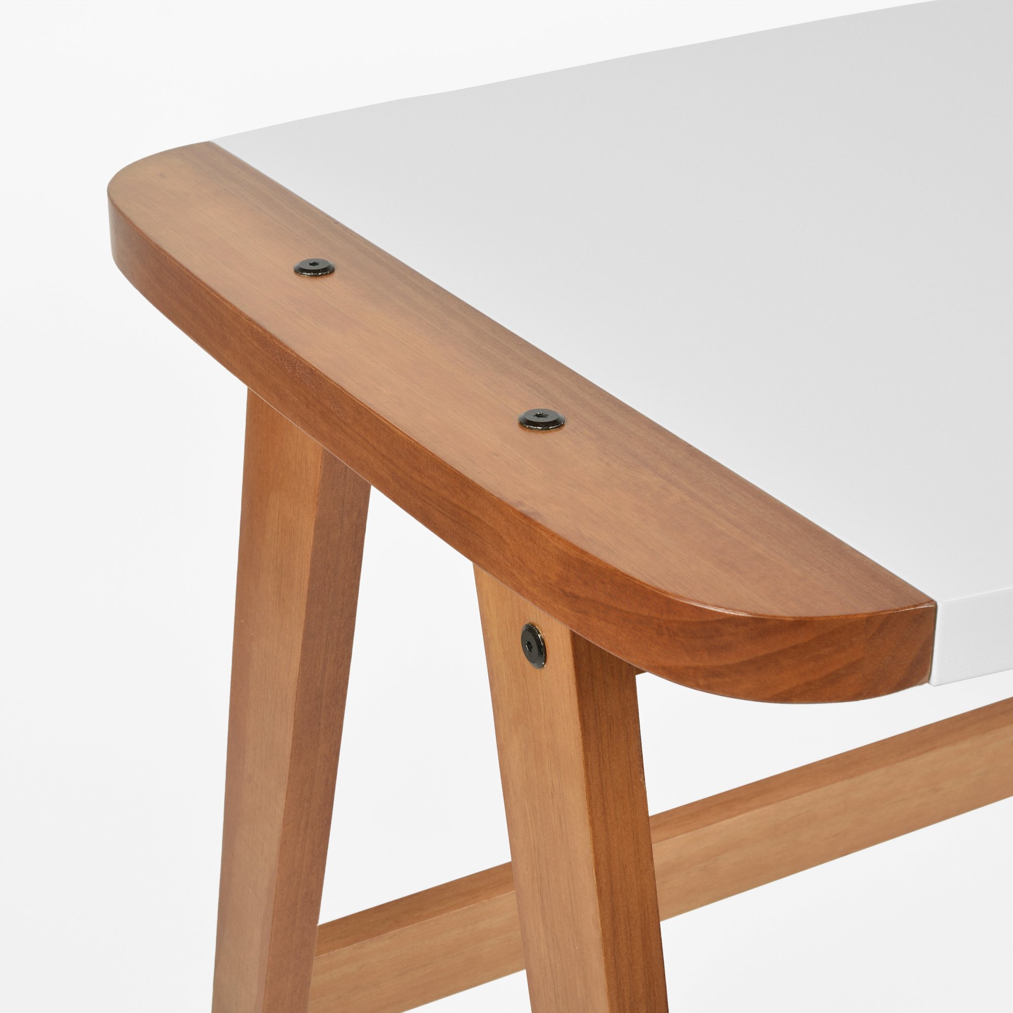 escrivaninha hoy branco e mel imagem detalhe madeira macica fundo inifinito