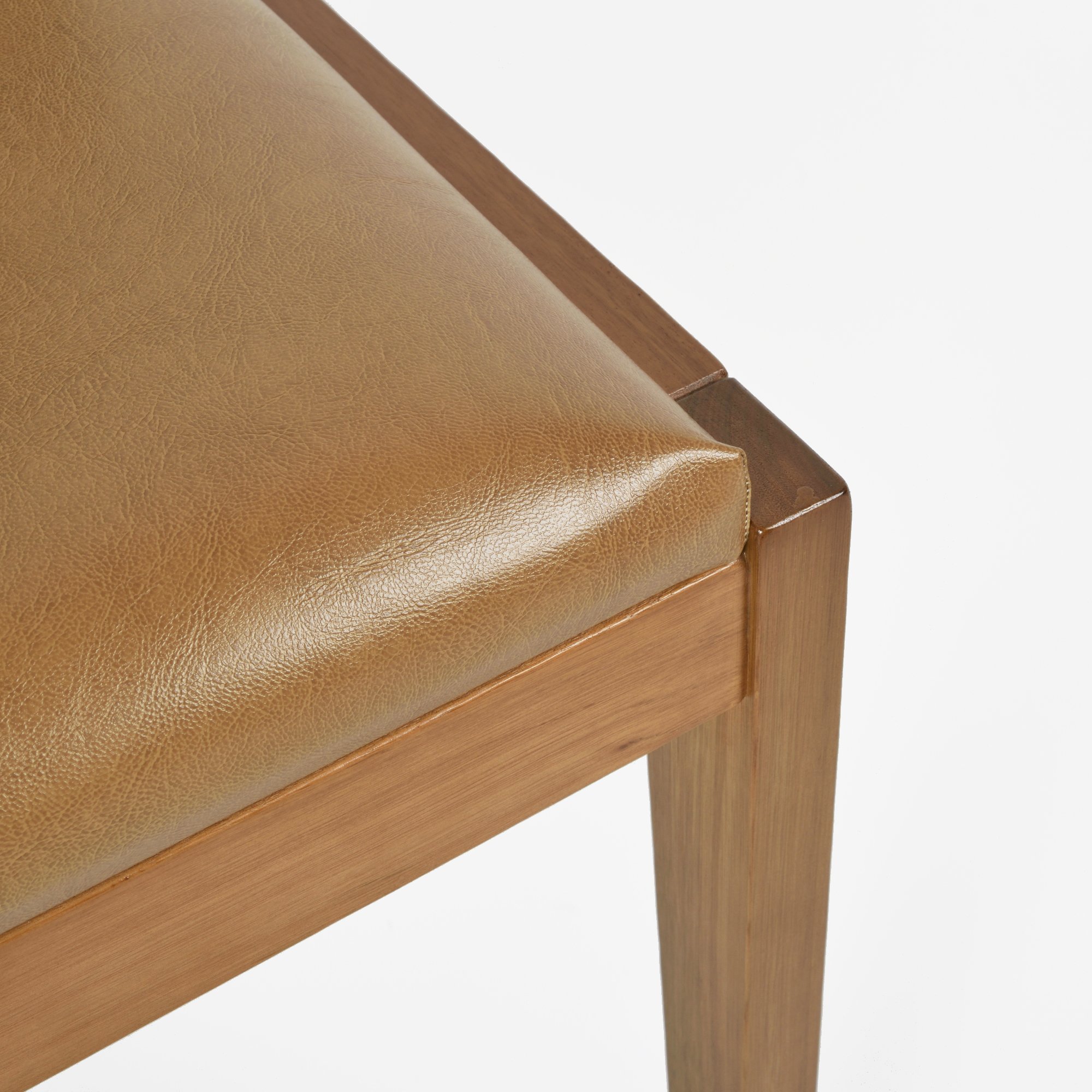 cadeira izza madeira macica estofada caramelo e mel