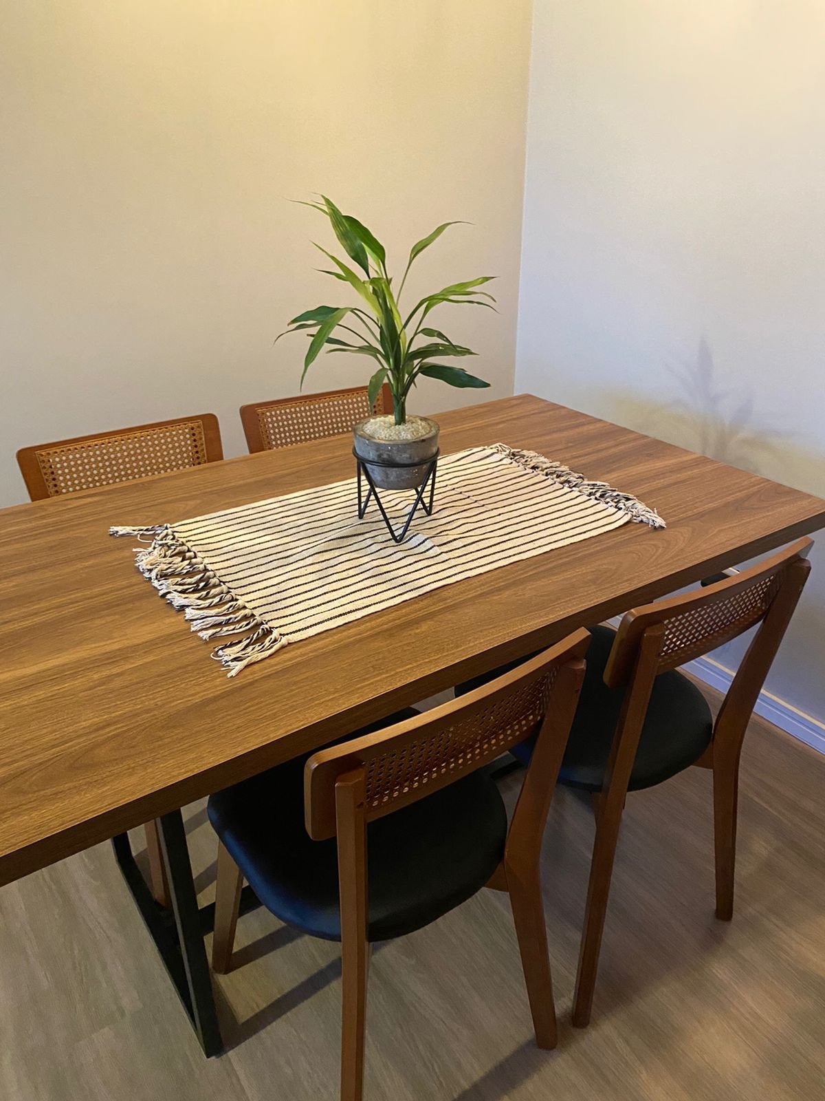 ambientacao cadeira luna telinha preto e amendoa