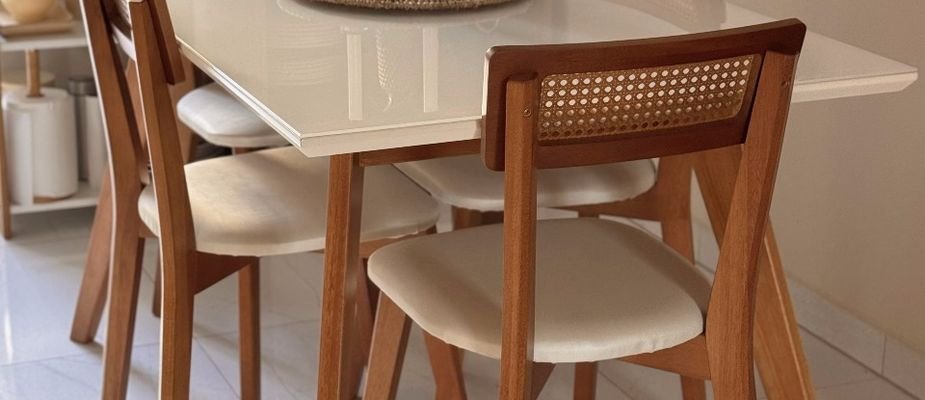 Cadeira Luna + Micaela di Corrado: Elegância, Conforto e um Toque Retrô