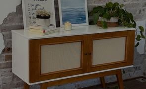 rack branco de madeira com decoracao em cima