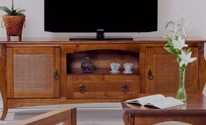 rack de madeira em sala