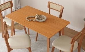 mesa e cadeiras de madeira mel