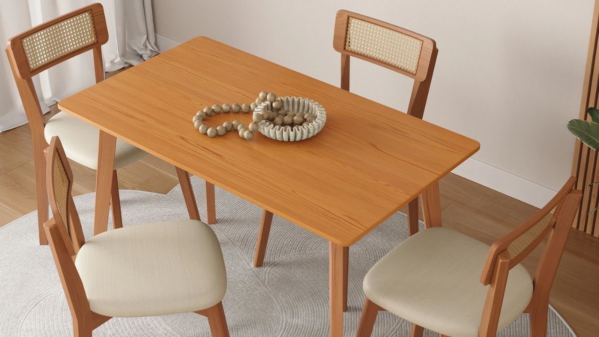 mesa e cadeiras de madeira mel