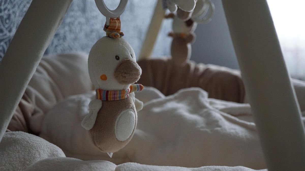 berco de bebe com brinquedo pendurado
