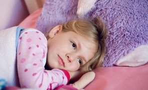 crianca deitada em cama
