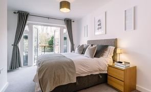 quarto de casa branco limpinho