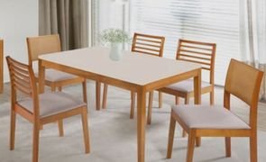 sala de jantar com mesa e cadeiras de madeira