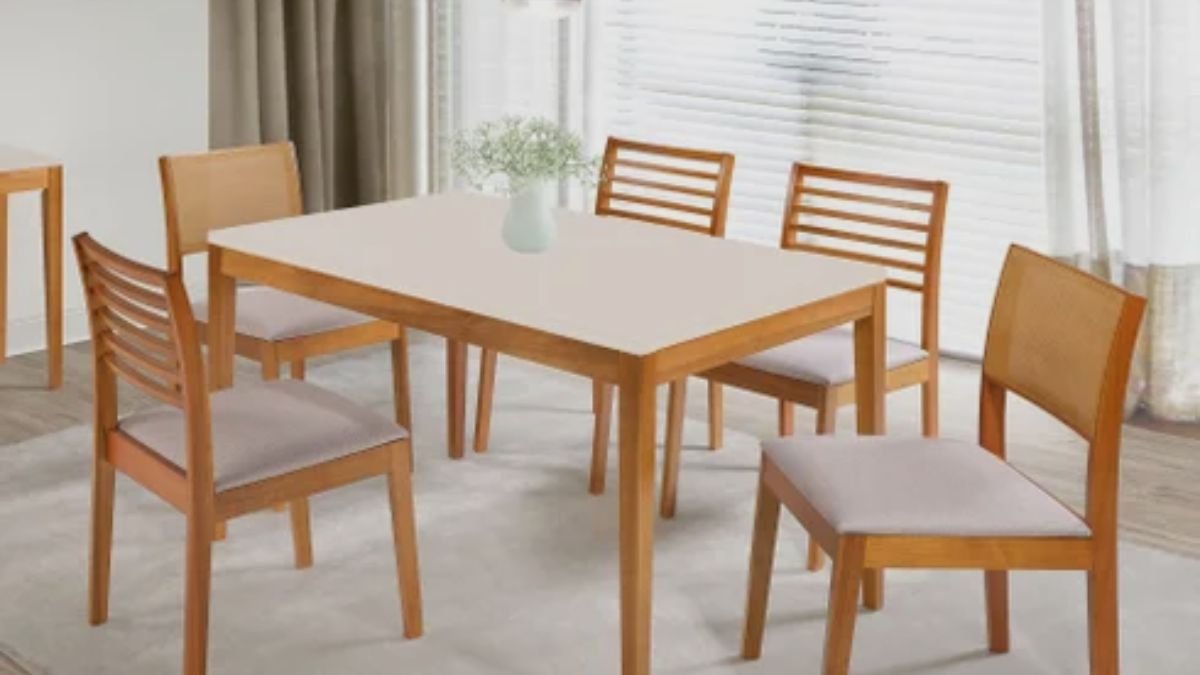 sala de jantar com mesa e cadeiras de madeira