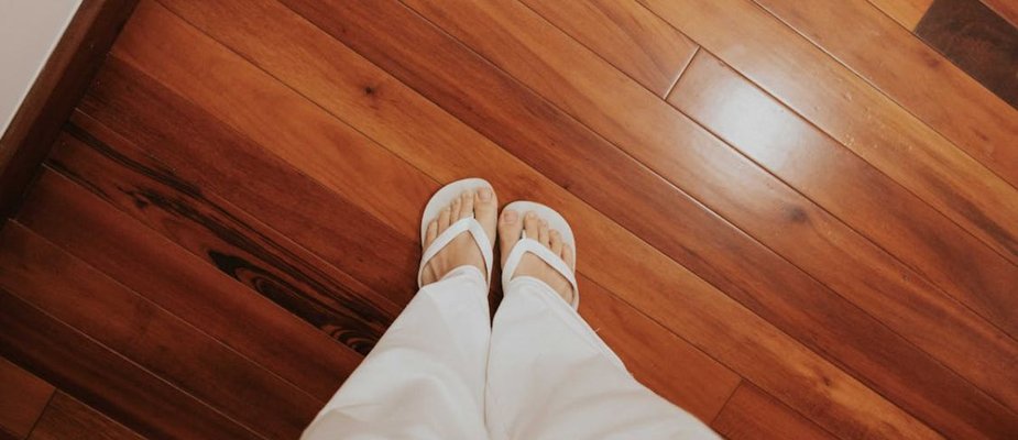 Como limpar piso de madeira? Aprenda!